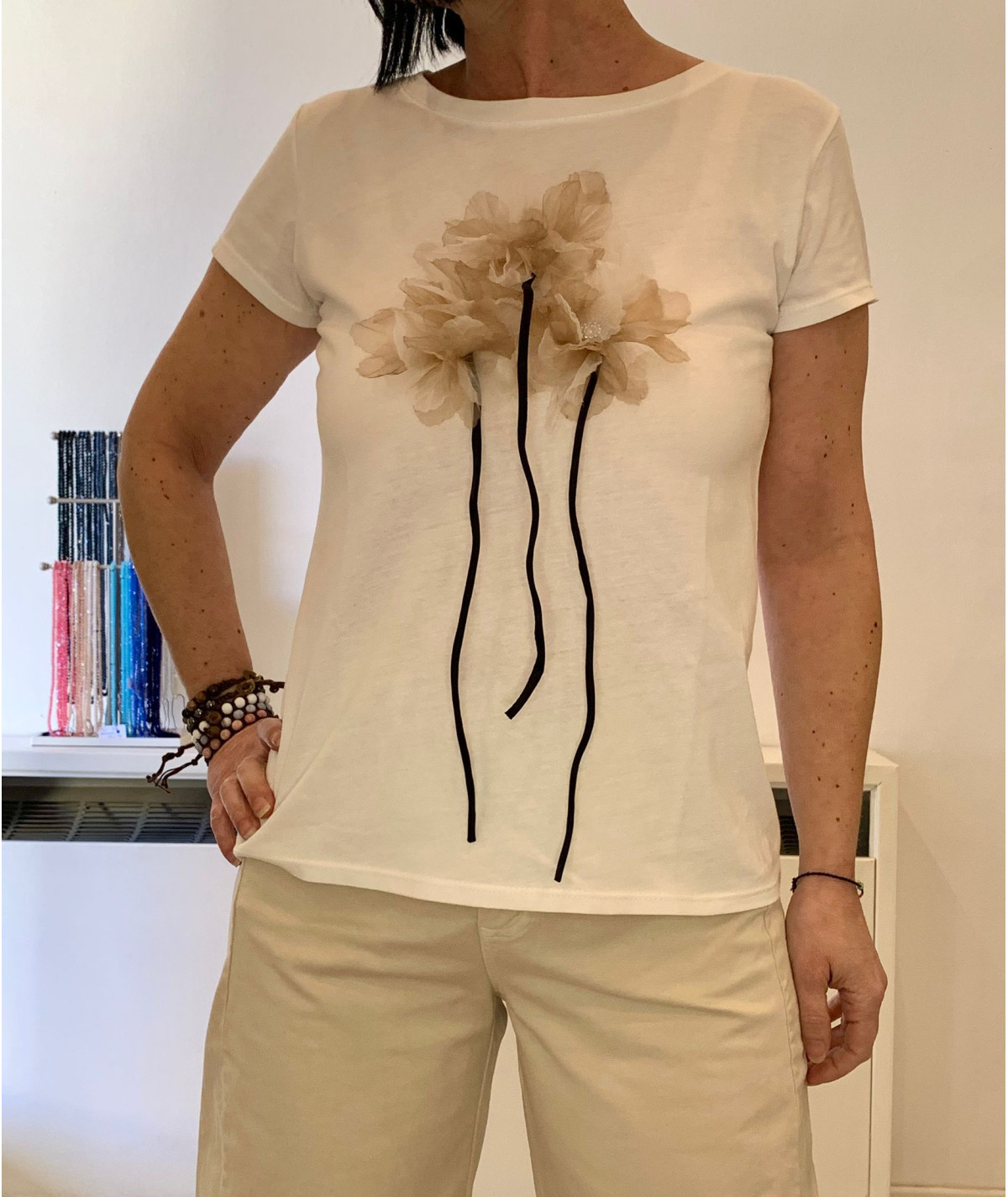 t-shirt fiori applicati